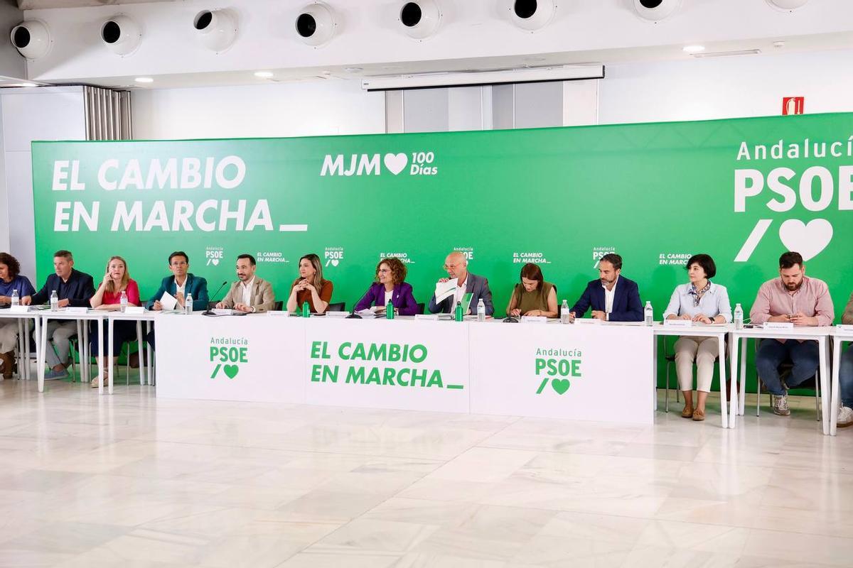 María Jesús Montero (centro) en la ejecutiva del PSOE-A.