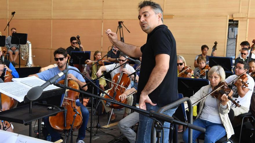 José Trigueros y la Orquesta Sinfónica de Galicia, ayer, durante su ensayo en María Pita.