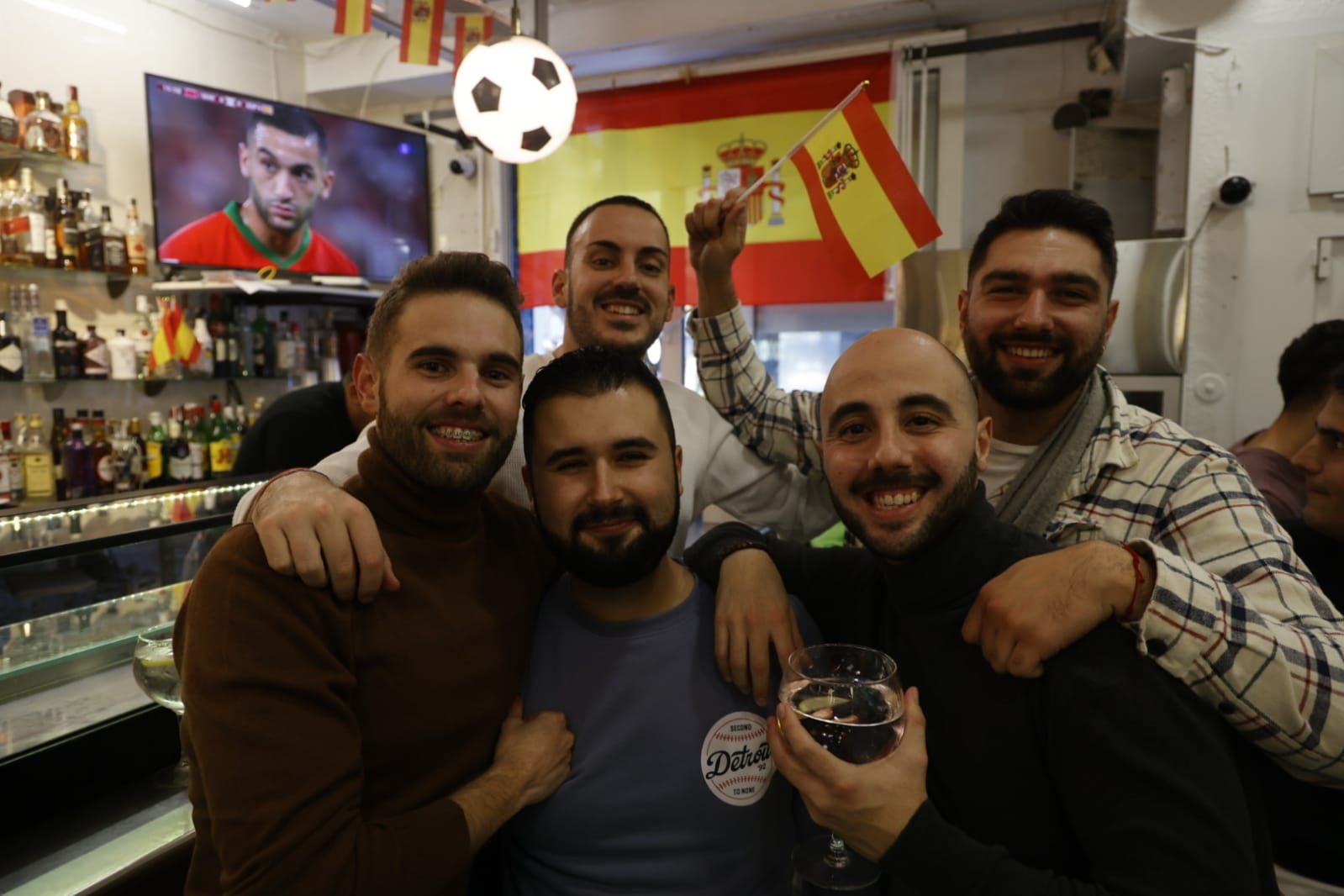 La afición llena bares y terrazas para seguir el Marruecos - España