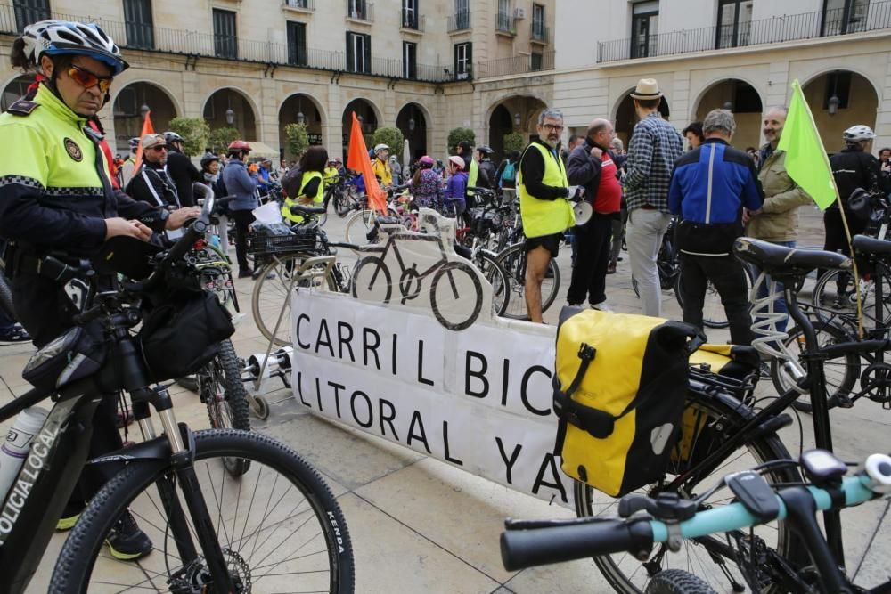 200 ciclistas exigen frente al Ayuntamiento una vía verde en La Cantera.