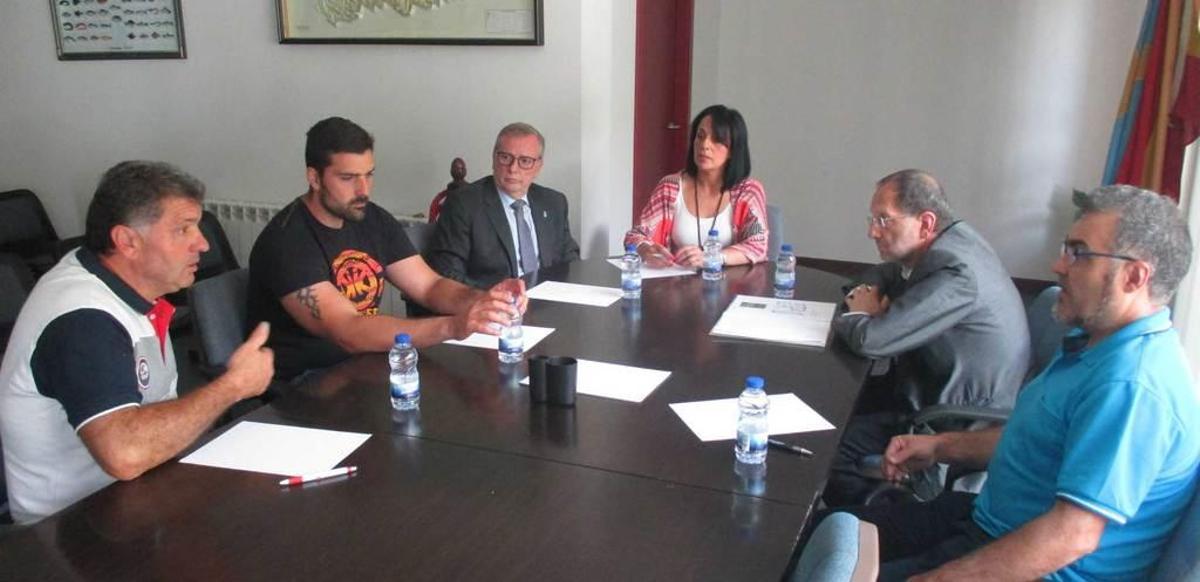 Por la izquierda, el vecino Victorino García, el concejal Víctor Amigo, Francisco del Busto, Araceli Suárez, Jesús Menéndez y el vecino Agripino Fernández.