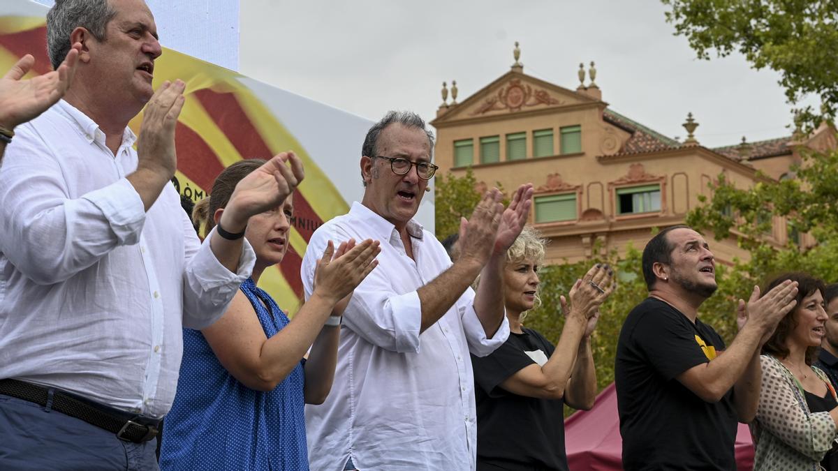 El presidente de Òmnium, Xavier Antich, aplaude al finalizar el acto convocado en el Arc de Triomf durante la Diada Nacional de Catalunya
