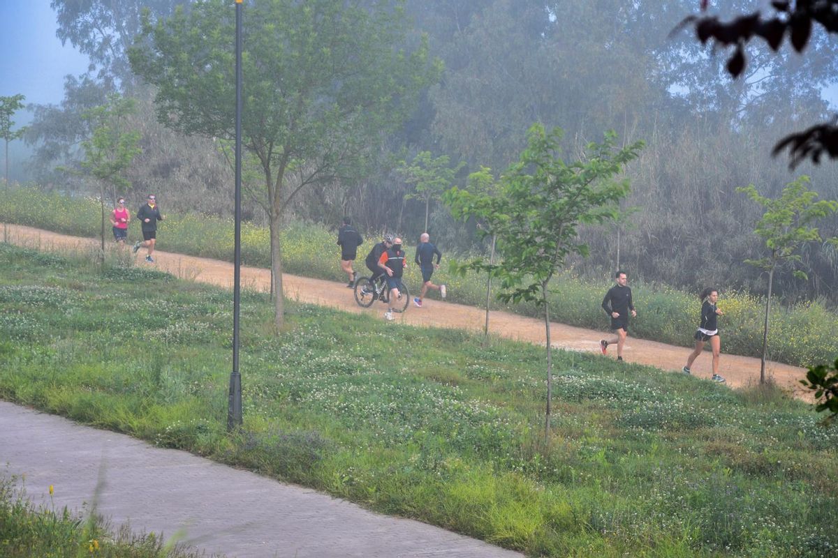 Corredores y ciclistas en el camino que va hacia Gévora.