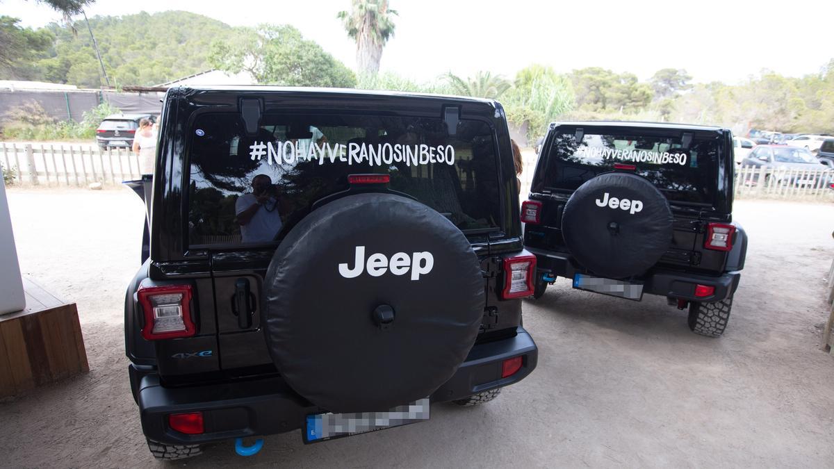 Uno de los Wrangler customizado en el portón trasero con el  famoso eslogan del restaurante:  ‘No hay verano sin beso’.