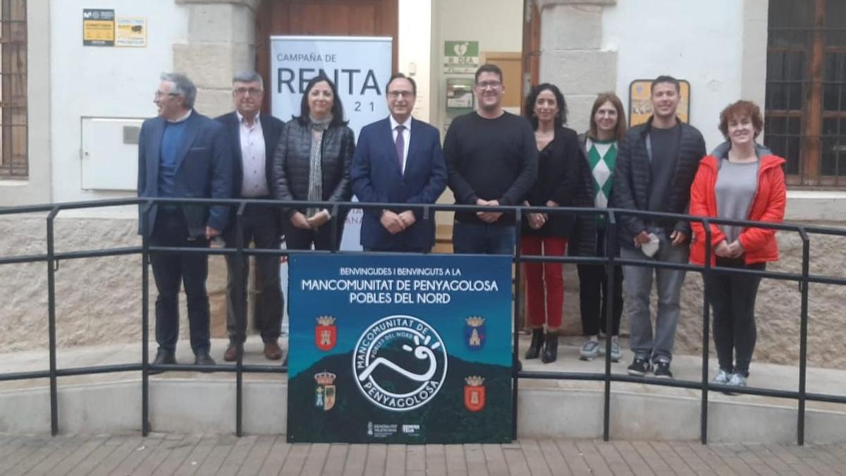 Foto de familia del conseller de Hacienda, Vicent Soler, en su visita a Vistabella, este lunes.