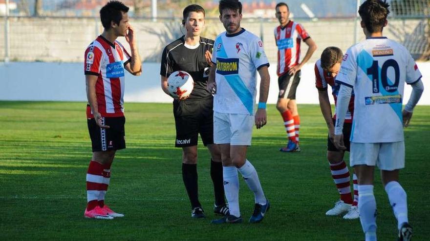 Javi Pazos (centro) es el máximo goleador de la Tercera División. // Iñaki Abella