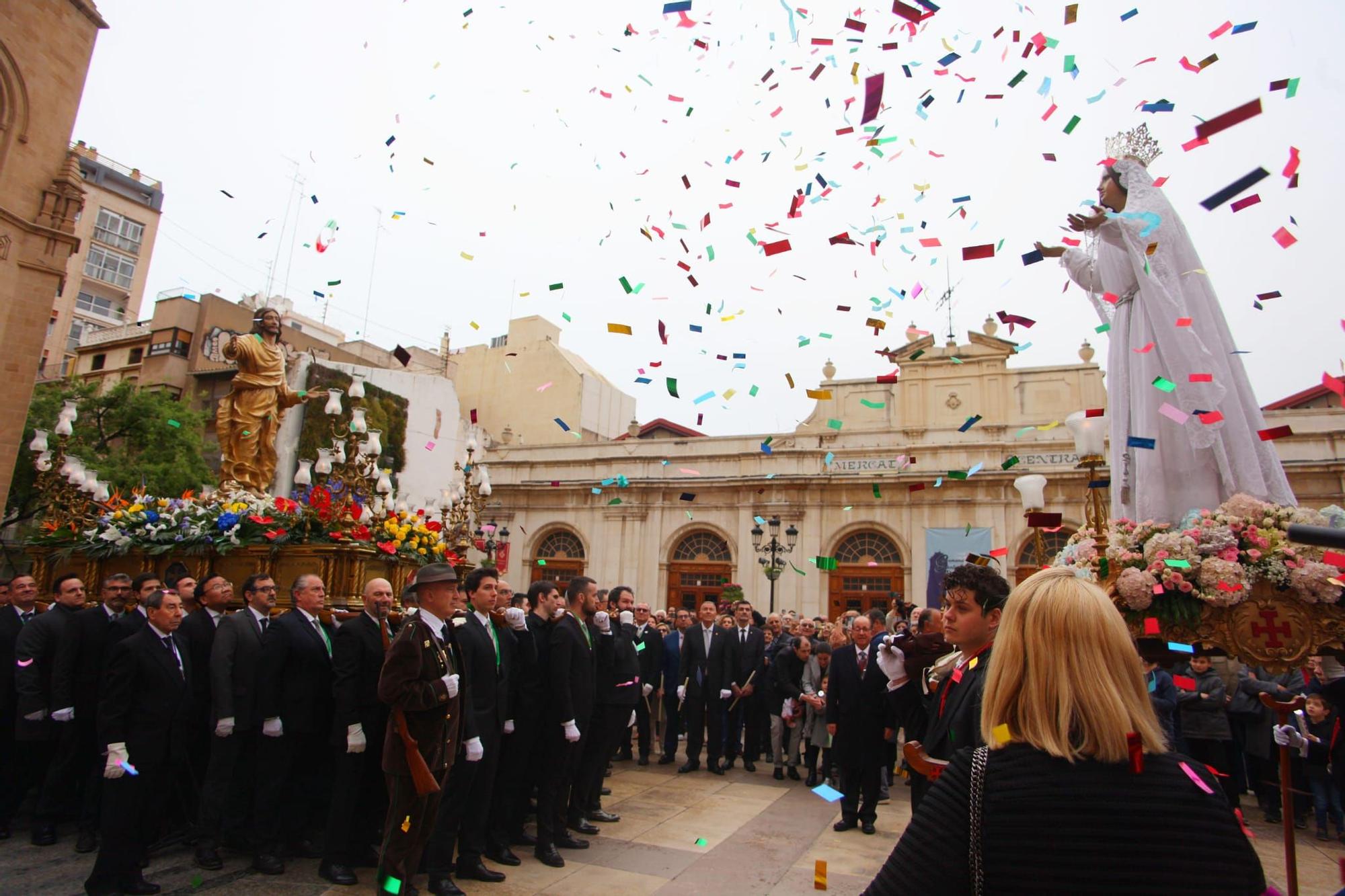 Emocionante procesión del Encuentro en Castelló en la mañana del Domingo de Resurrección.