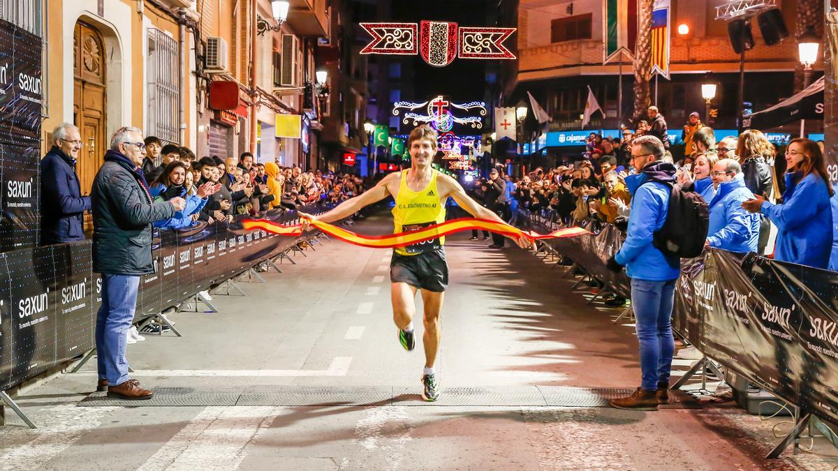 Andrés Micó cruzando el primero la meta en Sax.