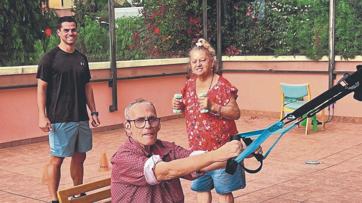 Profesional supervisando la correcta adaptación de cada ejercicio