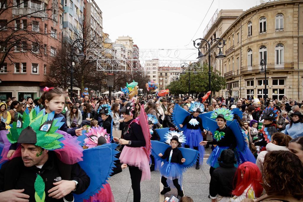 El desfile infantil de Antroxu llena de alegría y color las calles de Gijón.