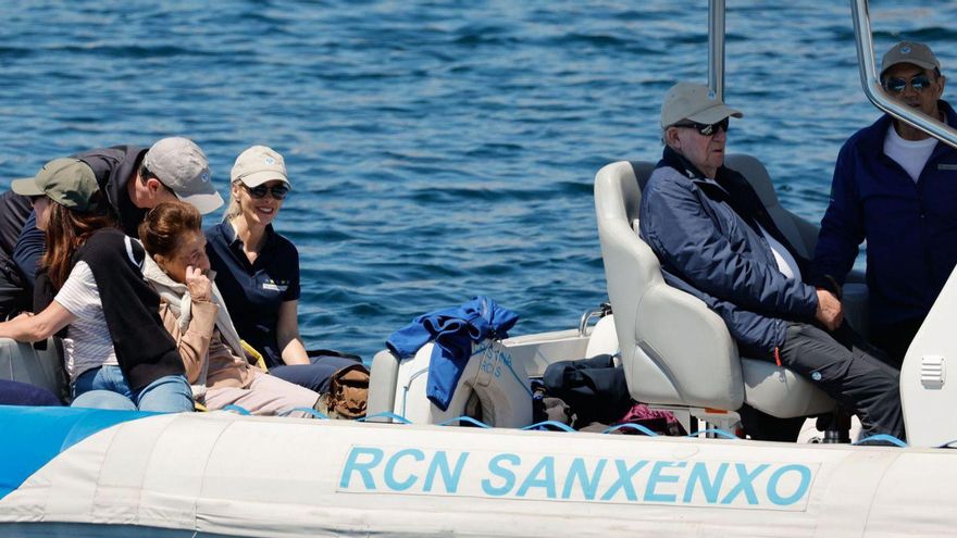 El rey emérito navega en Sanxenxo con su hermana pero no se sube al 'Bribón'