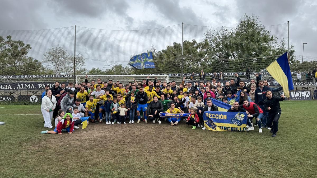 Los jugadores del Orihuela celebran la clasificación con los aficionados escorpiones desplazados a Cartagena