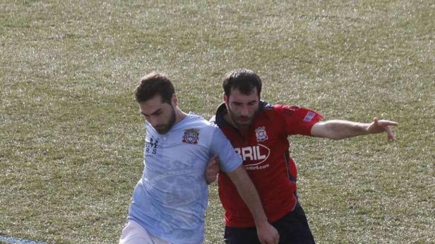 Un futbolista del Moaña protege un balón ayer. // Santos Álvarez