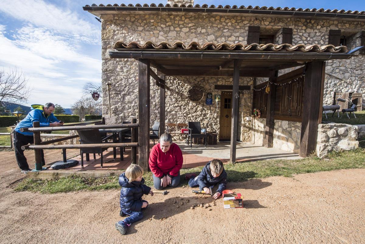 Una família a una casa rural, en una imatge d’arxiu.