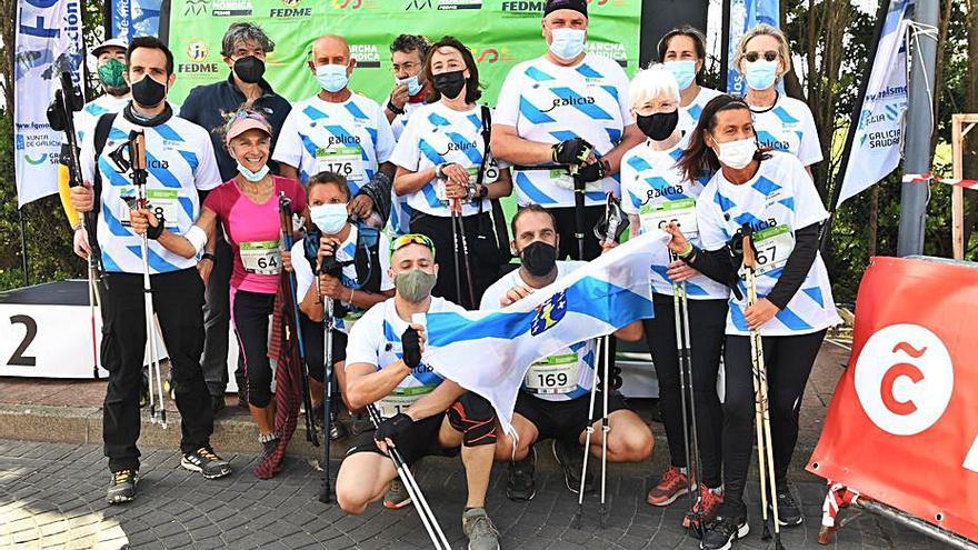 Selección gallega de marcha nórdica, ayer en A Coruña. |  // CARLOS PARDELLAS