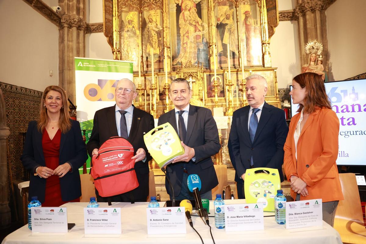 El consejero de Sanidad, Presidencia y Emergencia, Antonio Sanz (c), asiste a la presentación de las medidas adoptadas para 'cardioasegurar' la Semana Santa de Sevilla. A 26 de marzo de 2026 en Sevilla (Andalucía, España). La Semana Santa de Sevilla cuenta con un dispositivo integral de cardioprotección, de manera que los servicios de emergencias dotados con desfibriladores podrán actuar de manera inmediata ante un caso de parada cardiorrespiratoria en zonas de alta aglomeración. 26 MARZO 2026 Rocío Ruz / Europa Press 26/03/2026. Antonio Sanz;Rocío Ruz