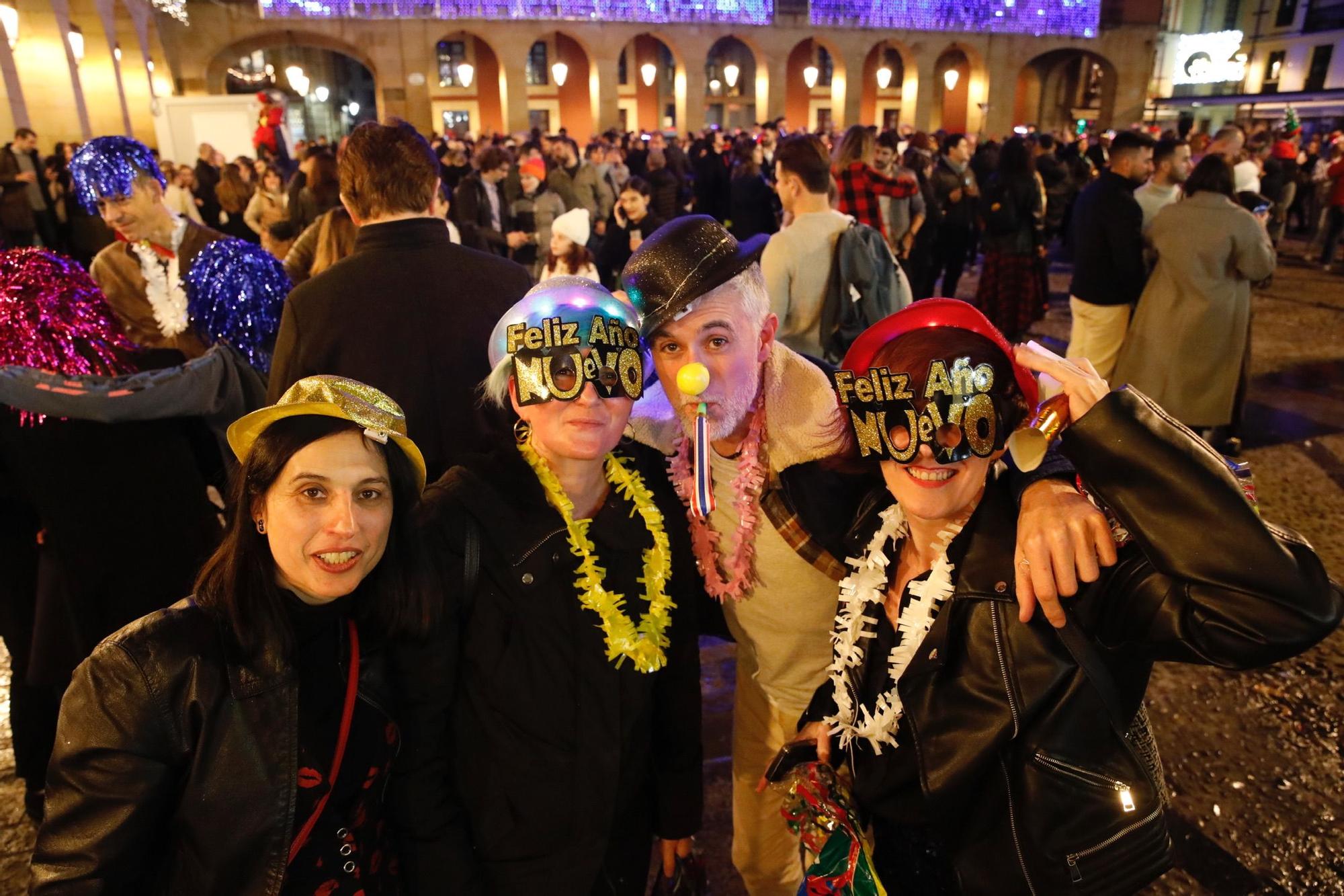 En imágenes: Gijón recibe el 2023 en la plaza Mayor, pero sin campanadas