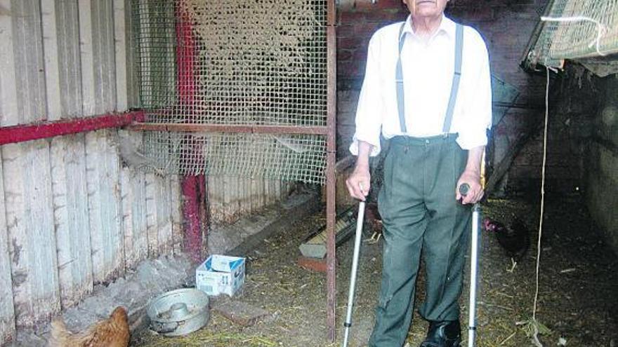 Claudio García, en su gallinero, en La Barraca.