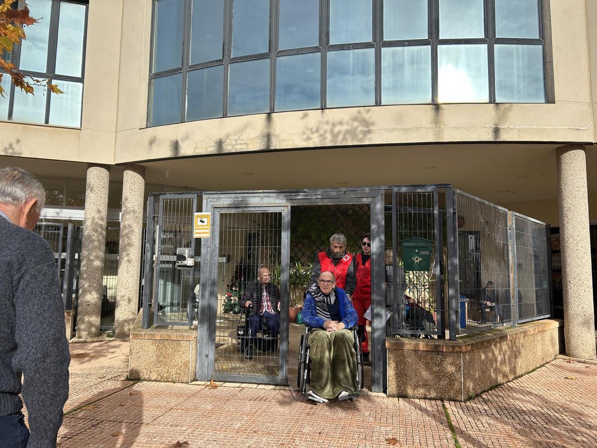 Residentes de Domus VI, salen del centro para subirse en el vehículo de Cruz Roja.