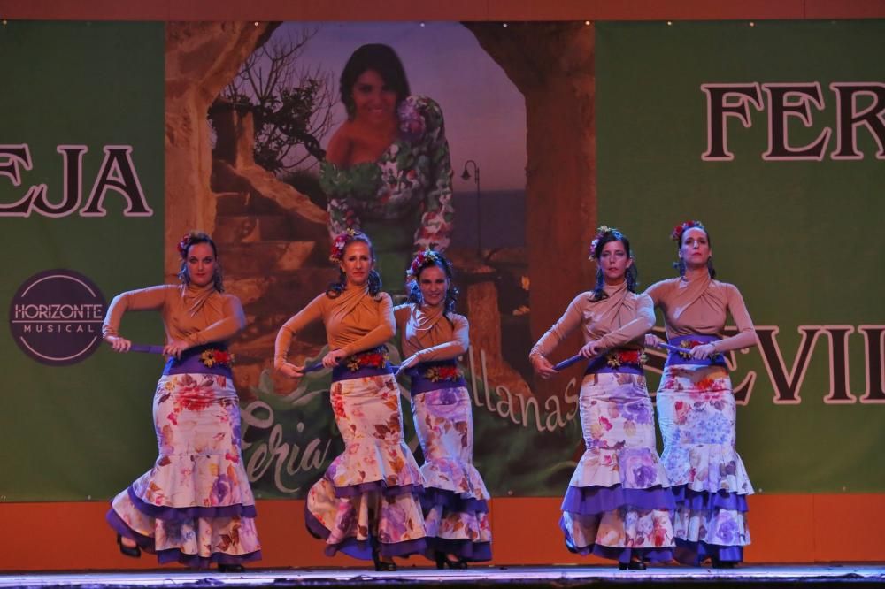 La Feria de Sevillanas 2017 comenzó anoche con una gran afluencia de público, actuaciones flamencas y de sevillanas, gastronomía y casetas, en el recinto portuario de Torrevieja