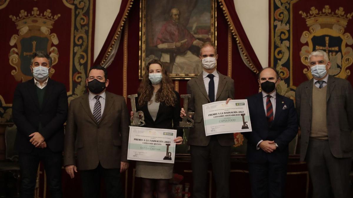 Por la izquierda, Alejandro Calvo (consejero de Medio Rural y Cohesión Territorial), Fernando Martínez (presidente de Caja Rural de Asturias), Marta Amendi (de Los Caserinos), José Armando Tellado (director general de Capsa Food), Ignacio Villaverde (rector de la Universidad de Oviedo) y Mario Díaz (director de la Cátedra Caja Rural de Industrias y Procesos Agroalimentarios), ayer, en el paraninfo del edificio histórico. | Fernando Rodríguez