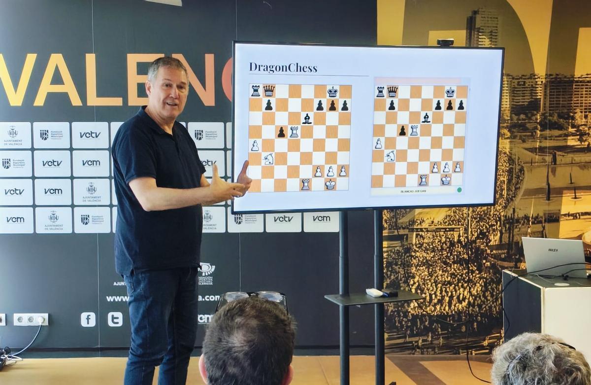 El gran maestro explicando su DragonChess