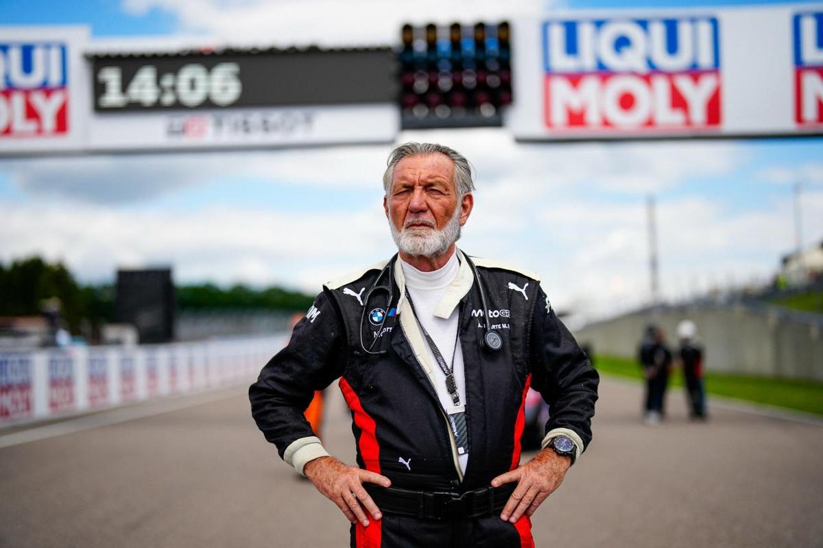 El doctor Ángel Charte, en una parrilla del Mundial, antes de subirse al coche de asistencia rápida.