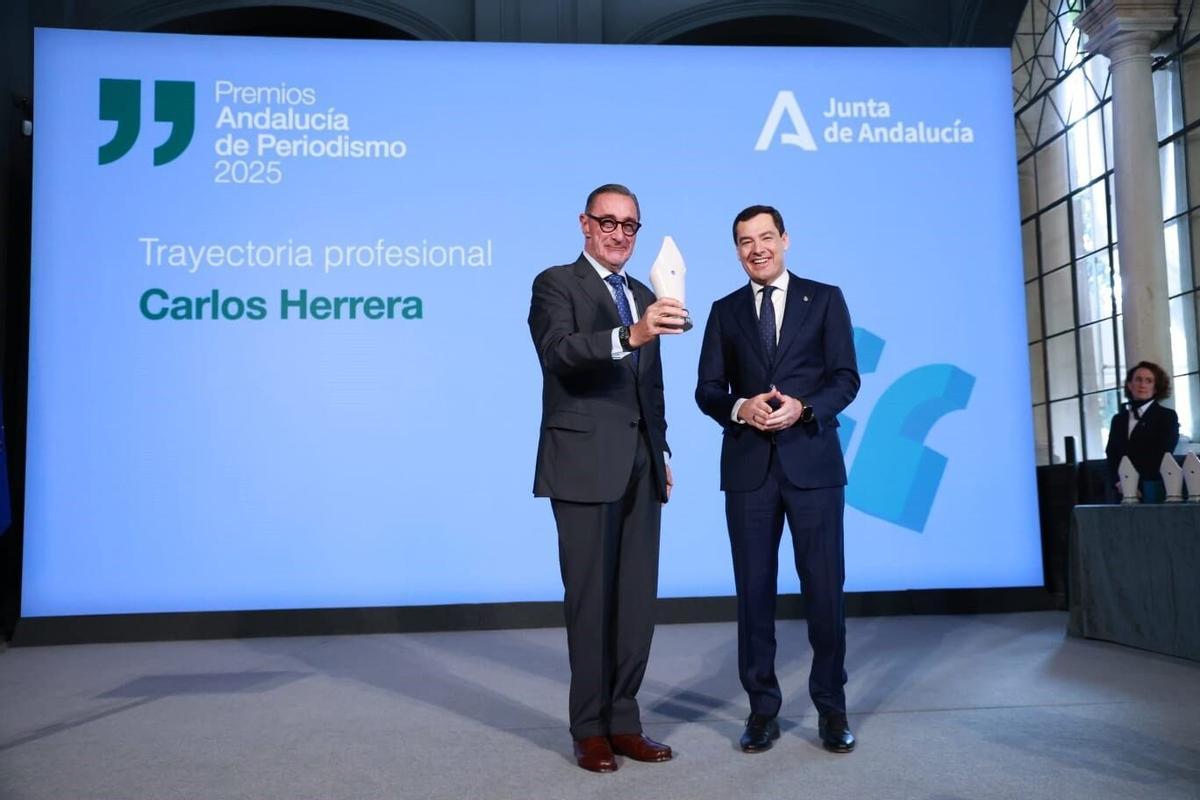 El periodista y comunicador Carlos Herrera ha recibido este viernes en Sevilla el premio Andalucía de Periodismo.