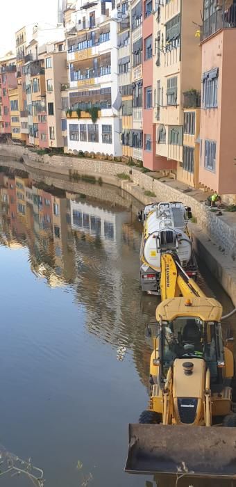 Què hi fan un camió i una excavadora al mig de l'Onyar?