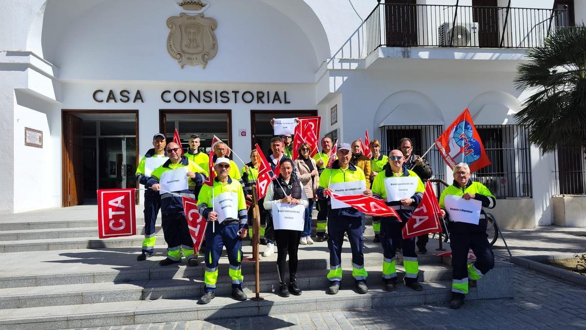 Los trabajadores, a las puertas del Ayuntamiento de Palma del Río.
