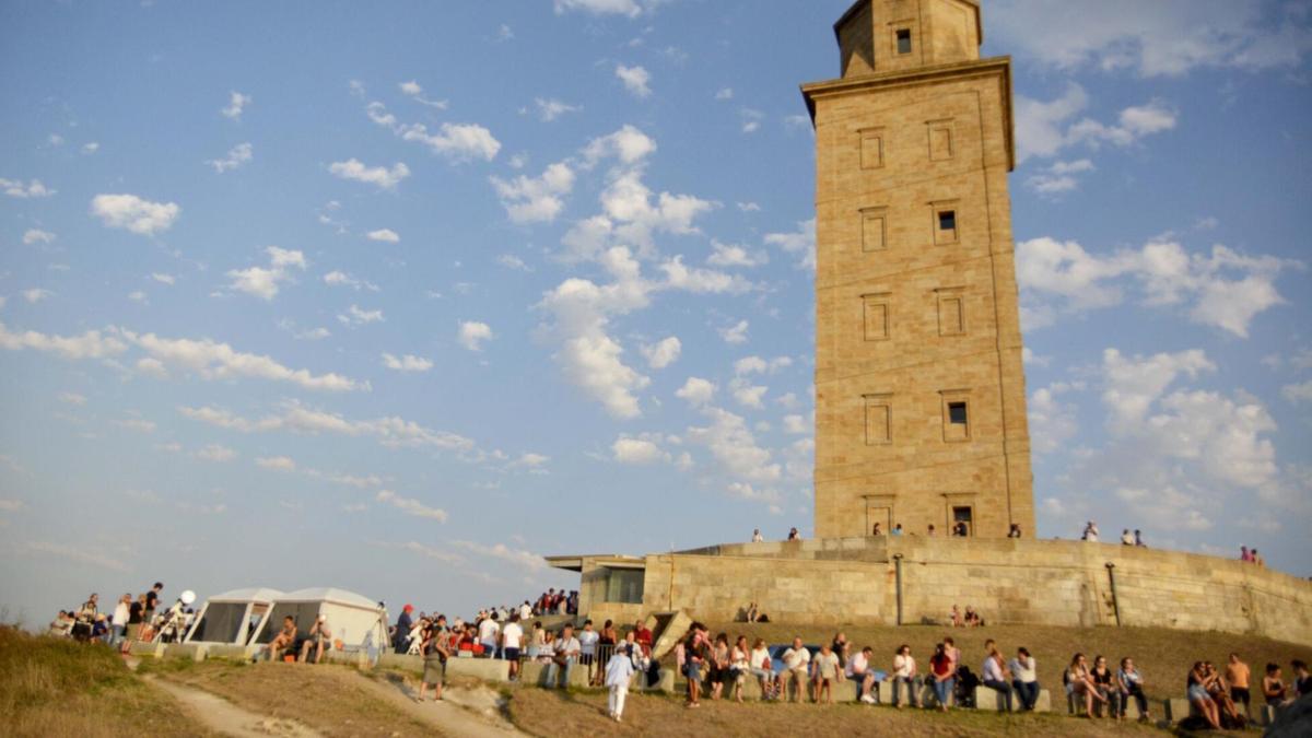 Gente observando el eclipse solar de 2018 en la Torre de Hércules