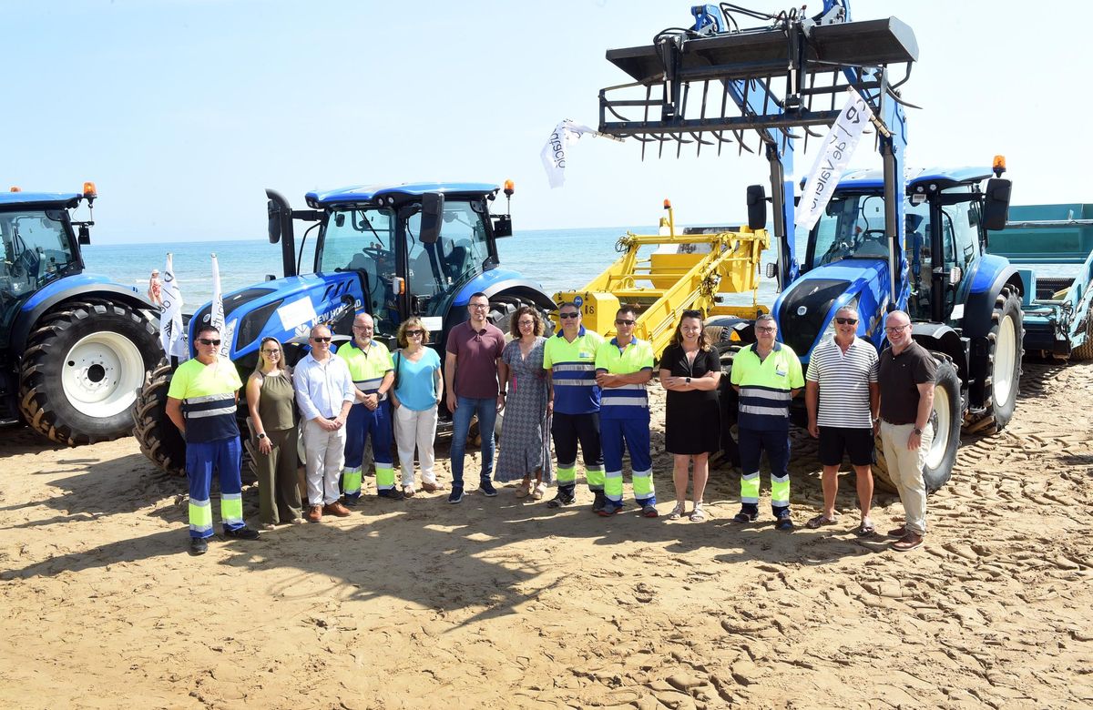 Las autoridades, ante la maquinaria que usará para limpiar las playas.