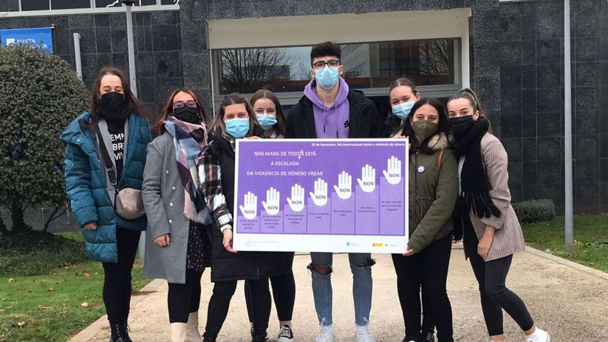 Los estudiantes del ciclo medio de Xestión Administrativa del Laxeiro, tras recoger el premio.