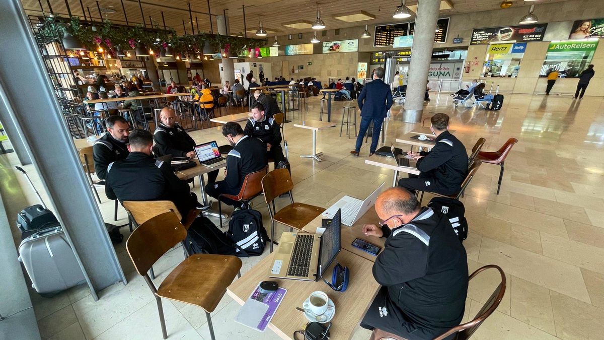El cuerpo técnico del Mérida improvisó este lunes una oficina en la cafetería del aeropuerto de Tenerife.