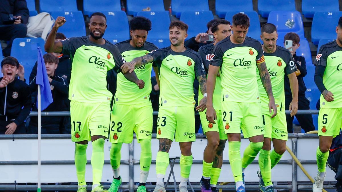 Els jugadors del Mallorca celebren el gol de Larin de penal