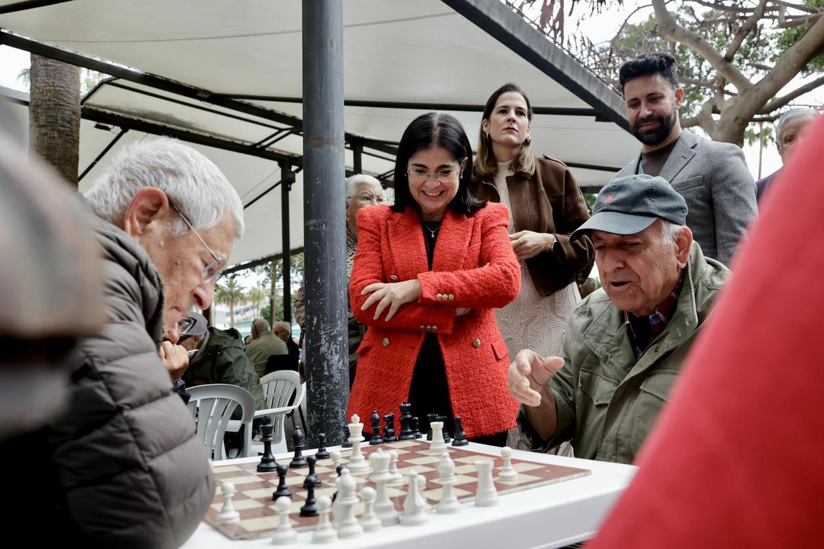 La alcaldesa mantiene un encuentro con personas usuarias de la zona de juegos de Santa Catalina. 3