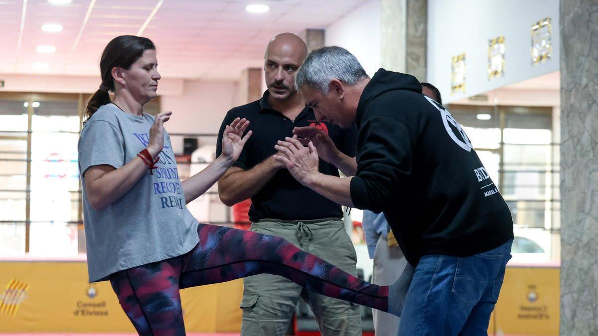 El entrenador del programa Mirko Laffia junto al coordinador del programa Joan Roig y Marian Seguí, voluntaria del curso realizando técnicas de defensa personal