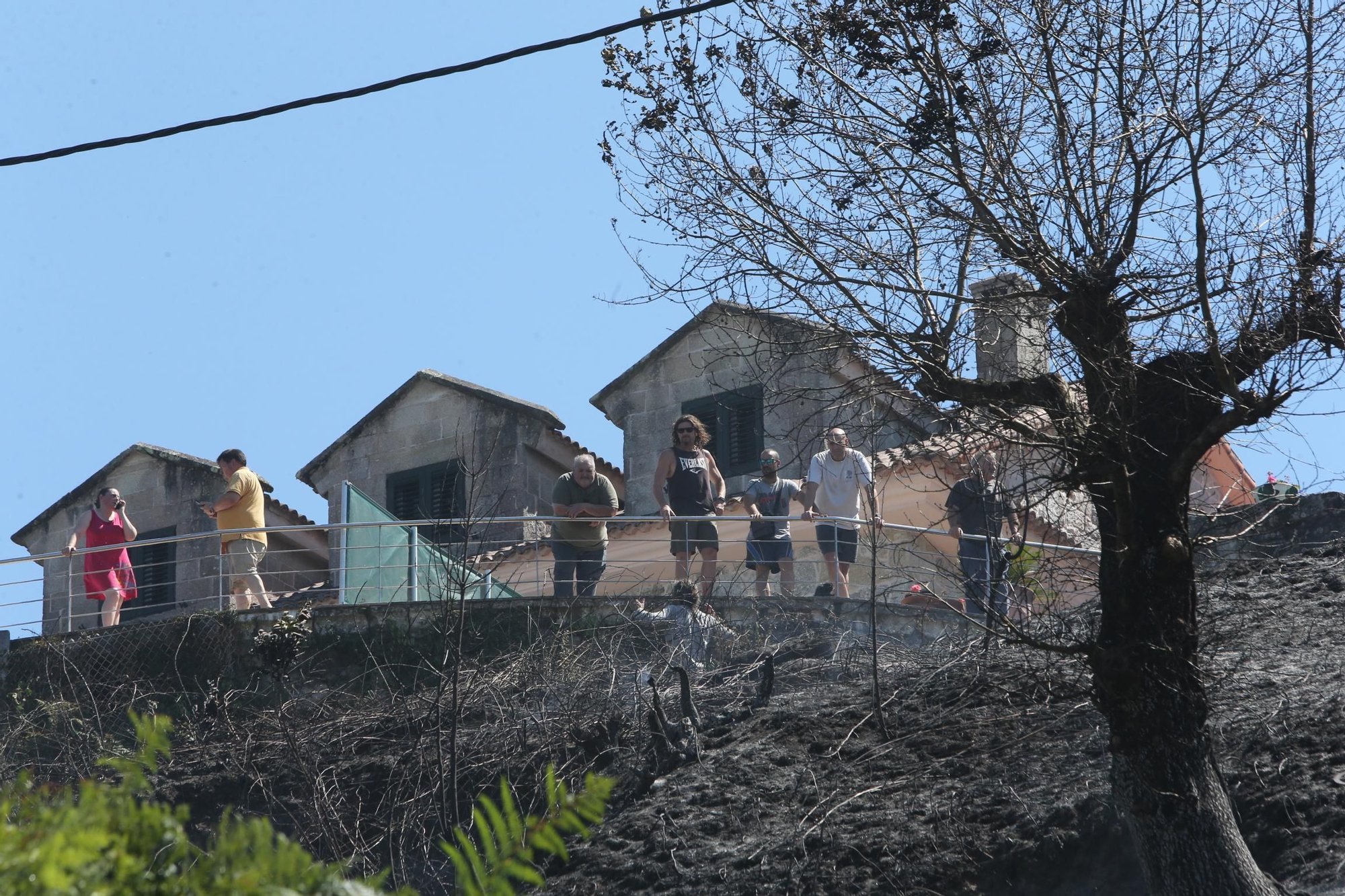 Vecinos se sumaron a las labores de extinción del incendio de A Barraca, en Bueu