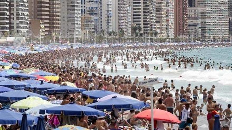 Aspecto de la playa de Benidorm un día de agosto