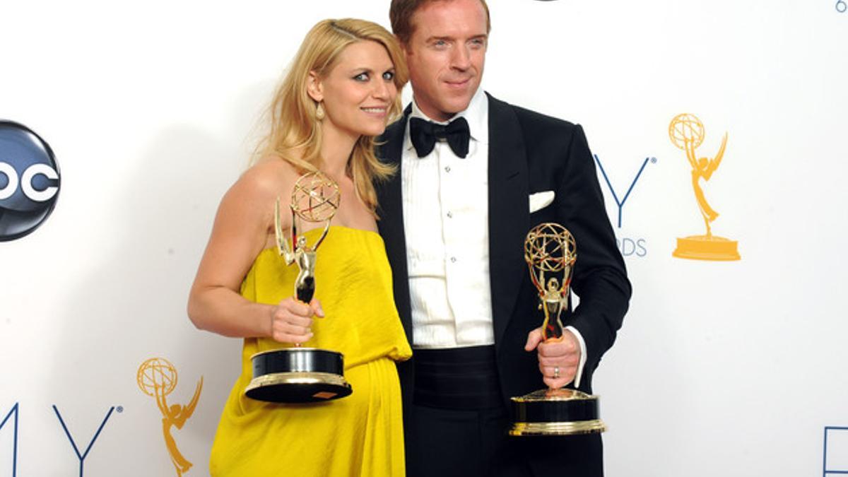 Claire Danes y Damien Lewis, con sus premios Emmy como mejor actriz y mejor actor de drama por sus papeles en 'Homeland'.
