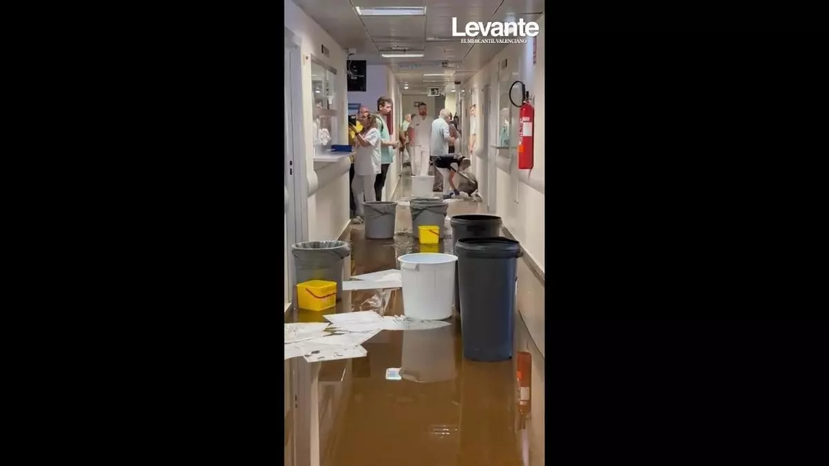 Evacuada la planta de Oncología del Clínico por una fuga de agua