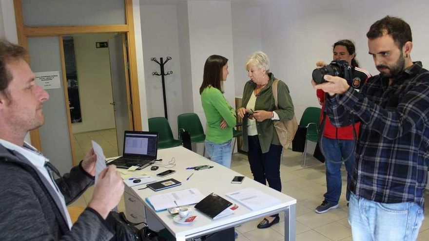 Juan Carlos Alonso, a la izquierda, fotografiado por Julio Blez, con Verónica Gutiérrez, Leni Consalves y Enmanuel Rodríguez al fondo, ayer, en La Baragaña, durante el casting.