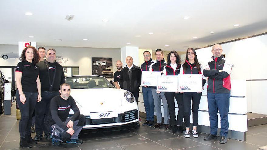 Equipo del Centro Porsche A Coruña con los premios. CENTRO PORSCHE