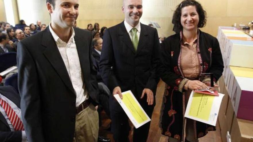 Los hermanos Florentino y Plácido Míguez y Luz Divina Castelo, tras recibir sus premios. / r. grobas