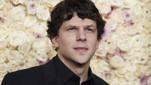 Jesse Eisenberg a su llegada a los Globos de Oro el pasado 5 de enero, donde A real pain partía con cuatro nominaciones y se acabó llevando un premio para la actuación de Kieran Culkin. 