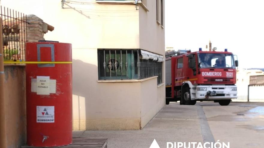 Los bomberos distribuyen agua en el casco urbano de Tarazona tras la rotura de una tubería de abastecimiento