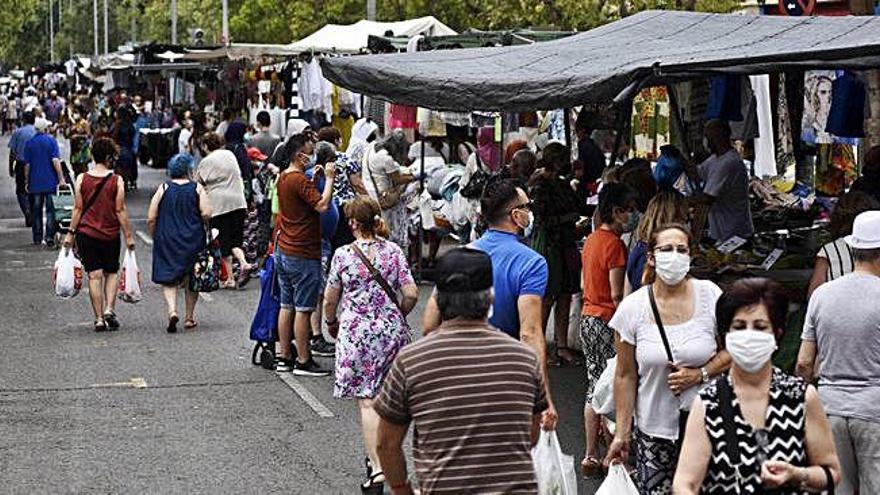 Los puestos volvieron a instalarse ayer en la avenida de La Fama, donde los vendedores no habían podido volver desde marzo.