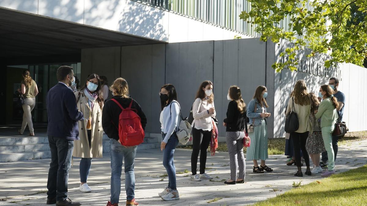 Opositores, esta mañana de domingo, antes de entrar al examen.