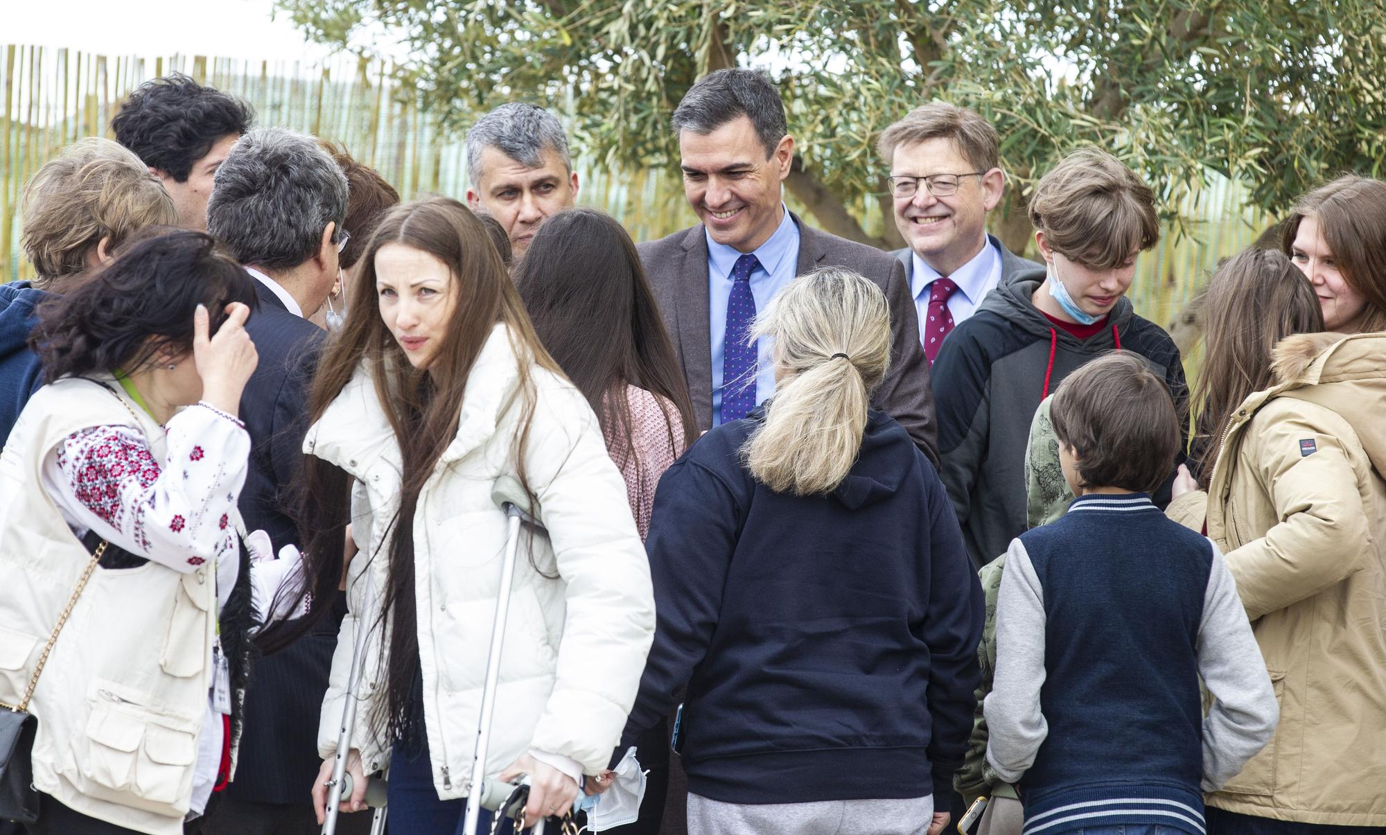 Visita del presidente del Gobierno, Pedro Sánchez, al centro de refugiados de Ciudad de la Luz