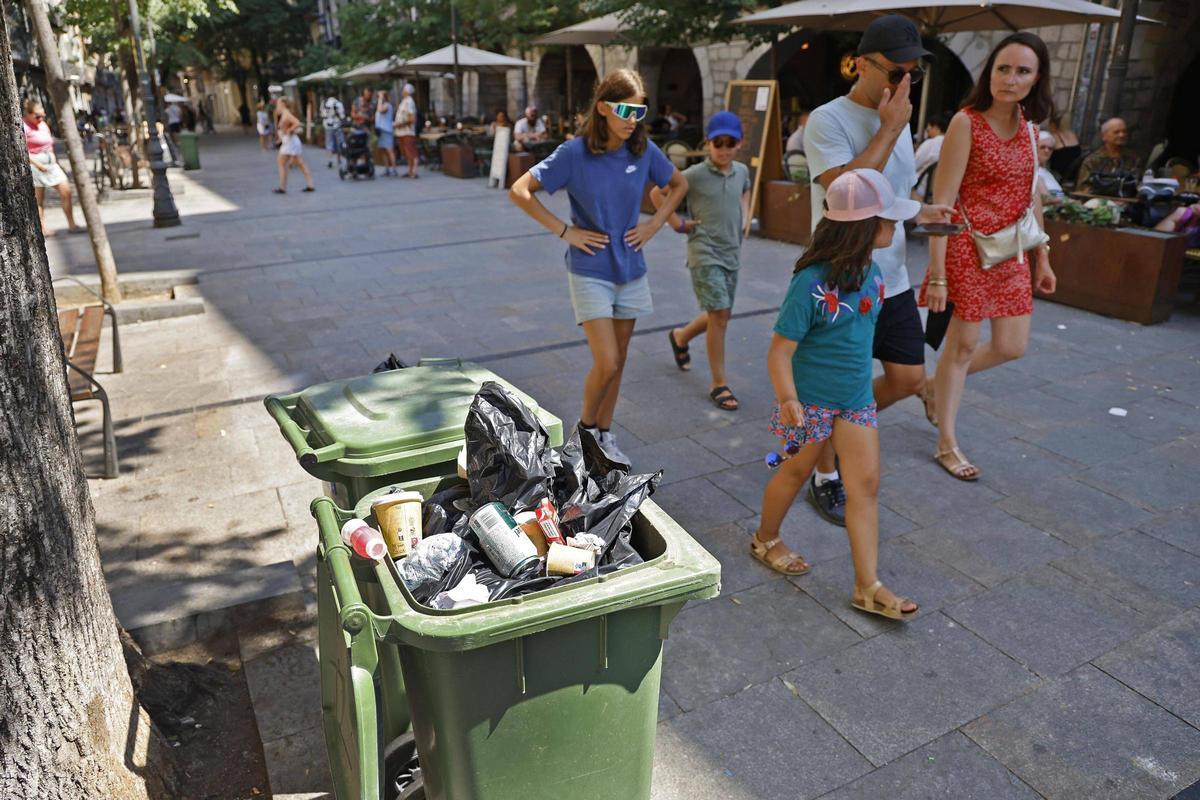 Girona vol evitar que la gent llanci envasos de menjar i begudes a les papereres del centre